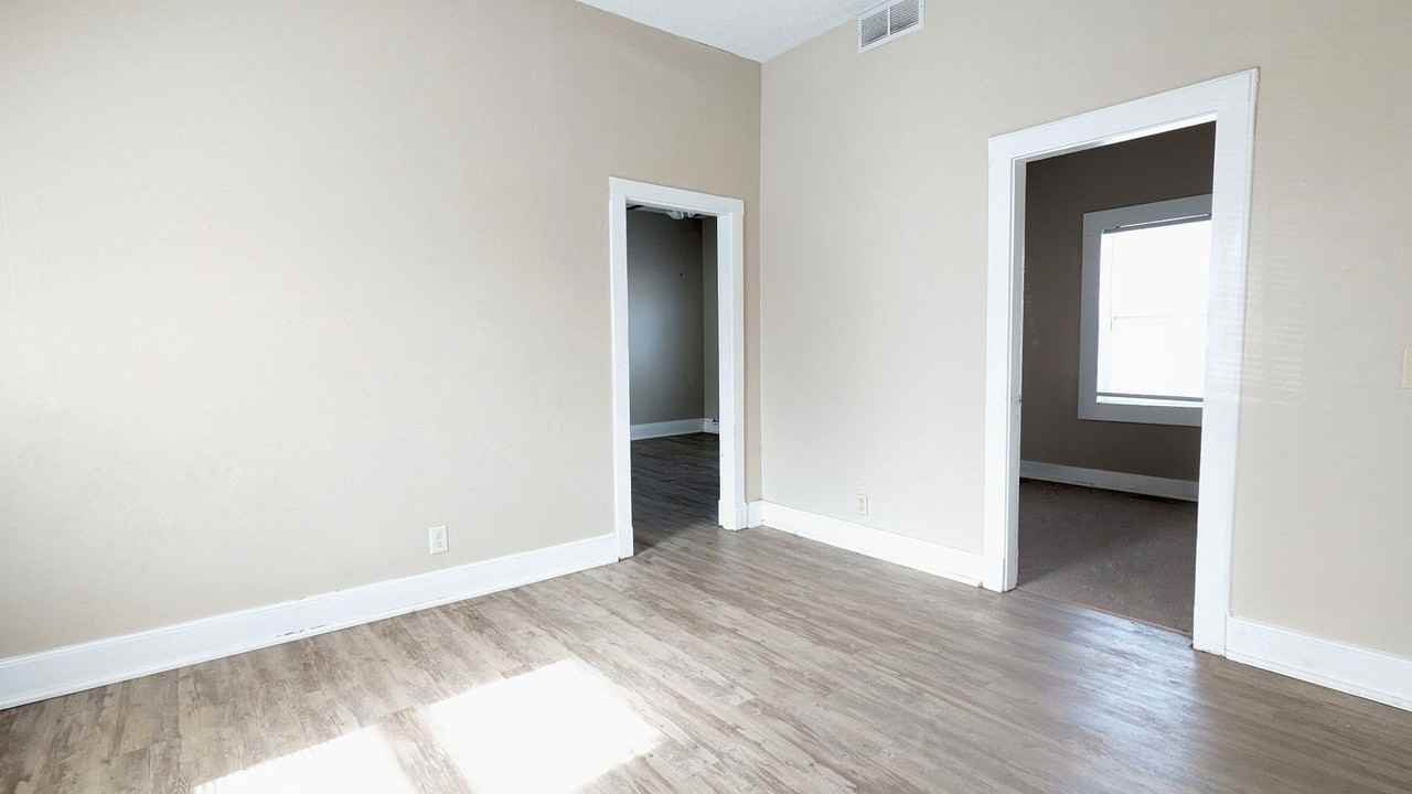 103 S Maple St - Photo 3 of 10