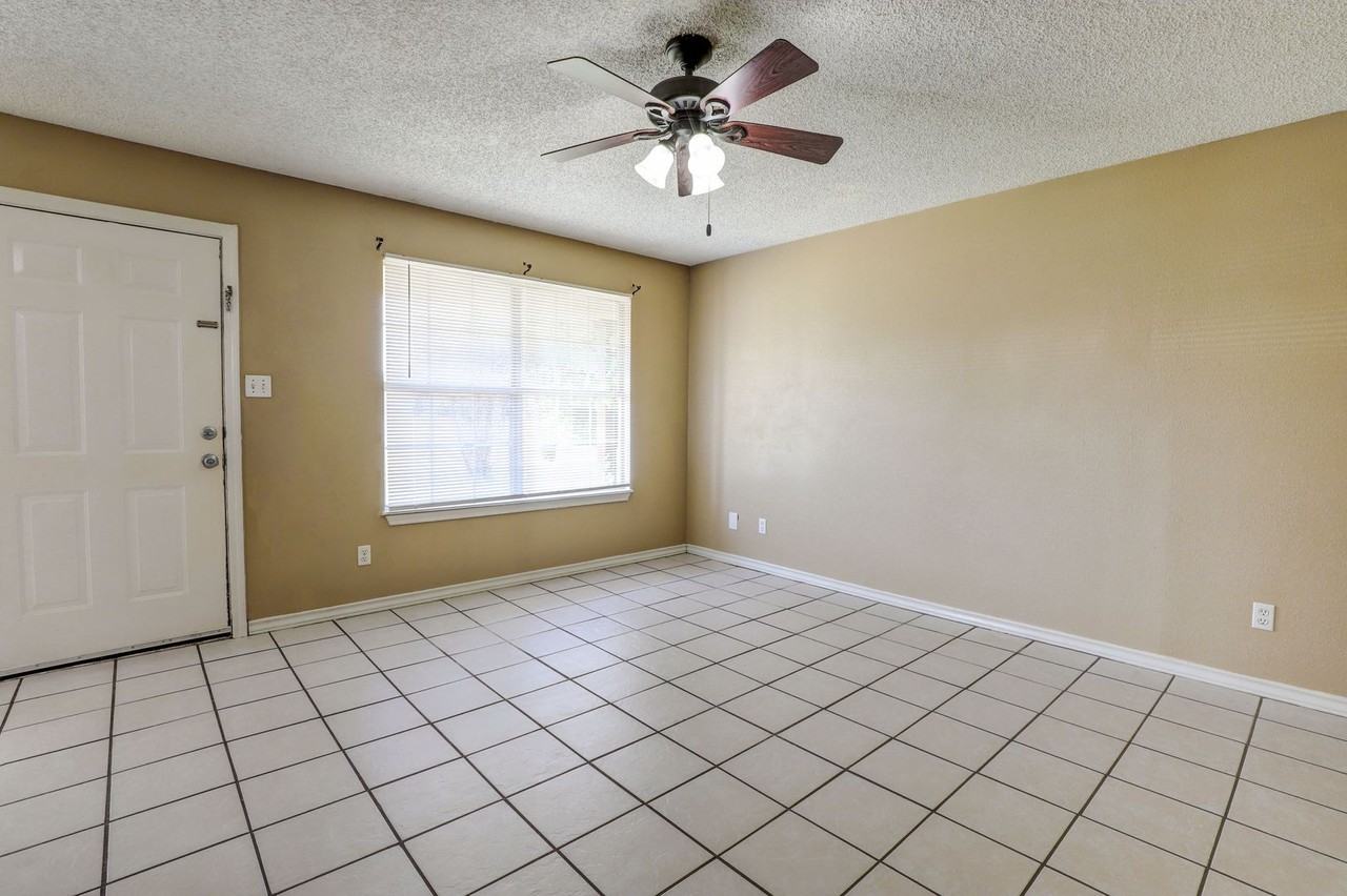 126 N East St - Photo 3 of 14