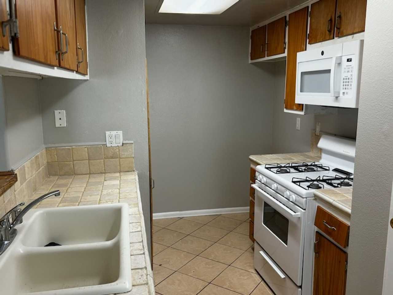 2622 Sextant Ave - Photo 2 of 5