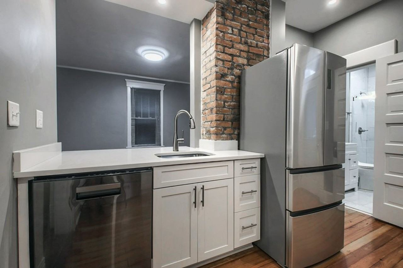 2091 Summit St - Photo 2 of 50