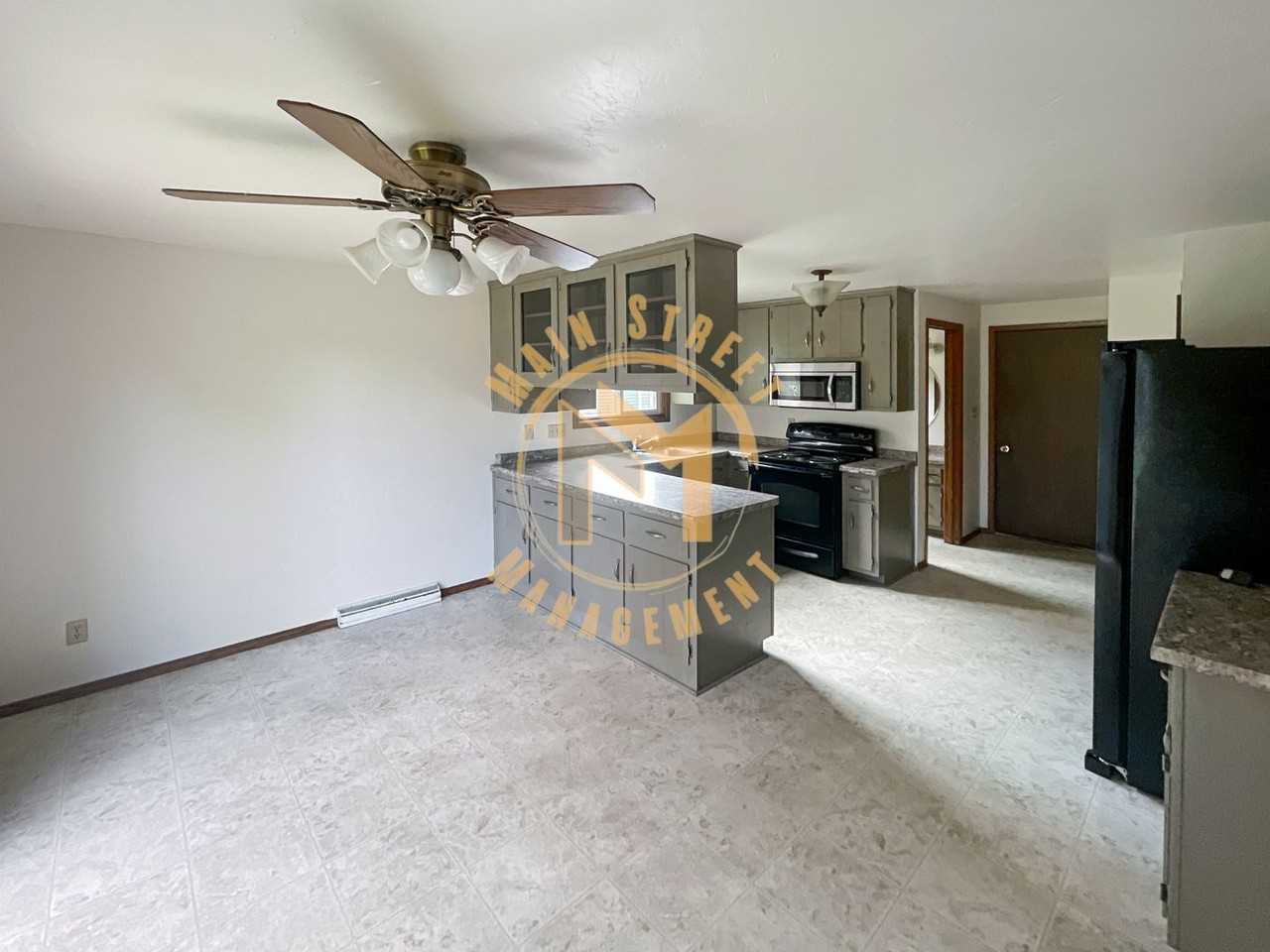 2173 Packerland Dr - Photo 2 of 14