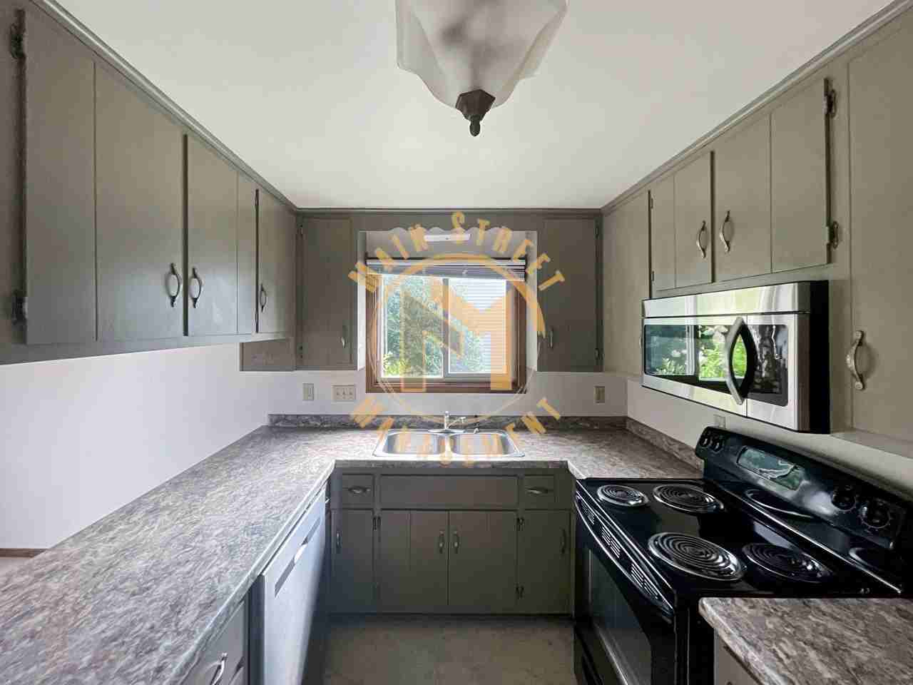 2173 Packerland Dr - Photo 3 of 14