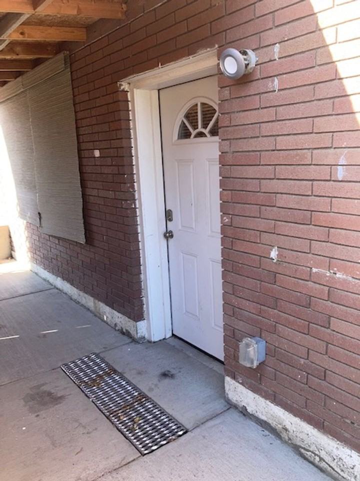 905 N Lincoln - Photo 2 of 9