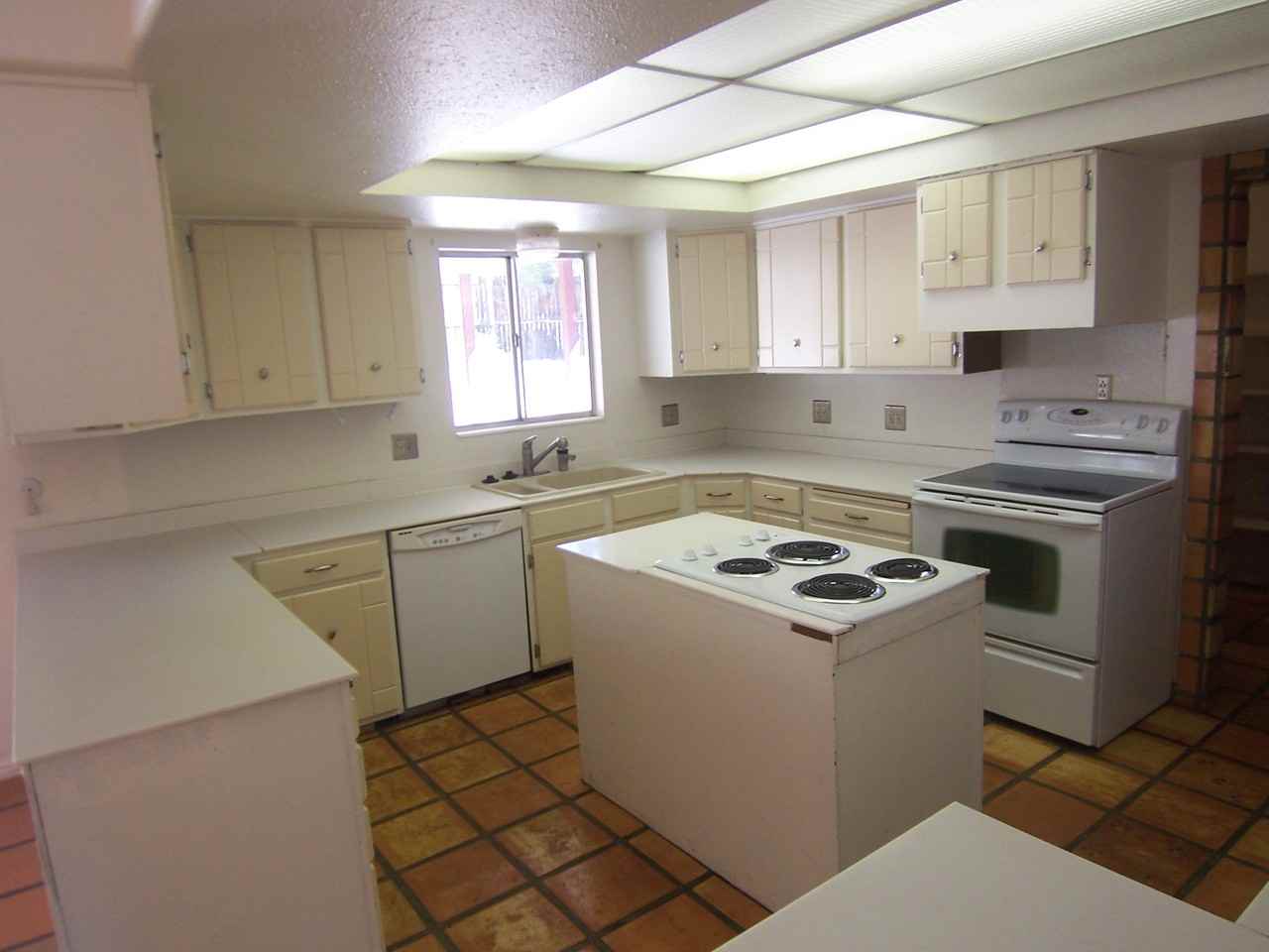 283 Walker Street - Photo 3 of 16