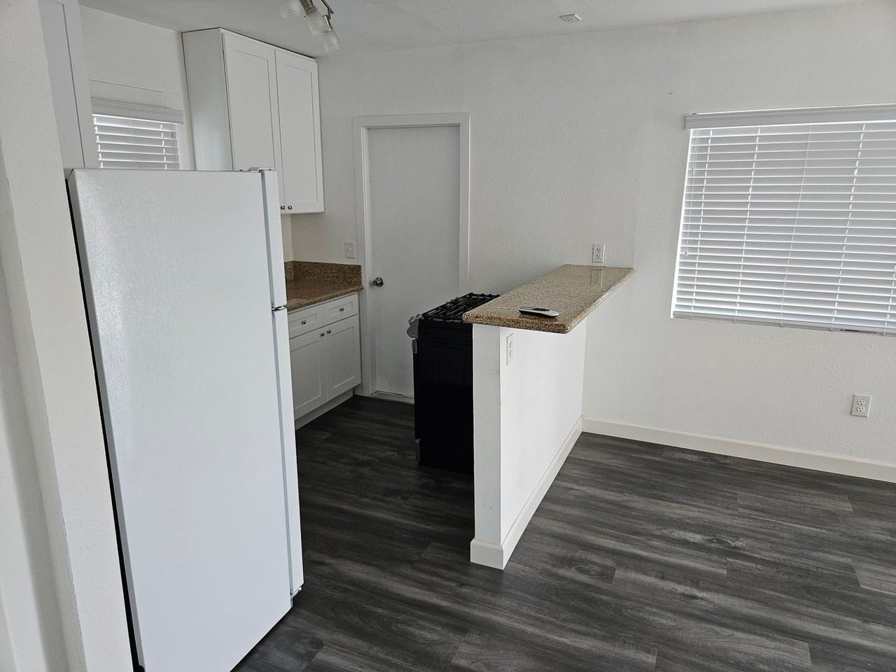 744 Park Pl - Photo 4 of 10