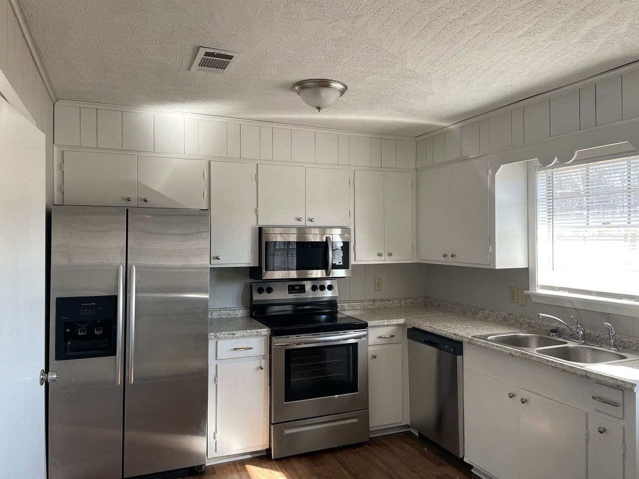 648 Highland Dr - Photo 3 of 9