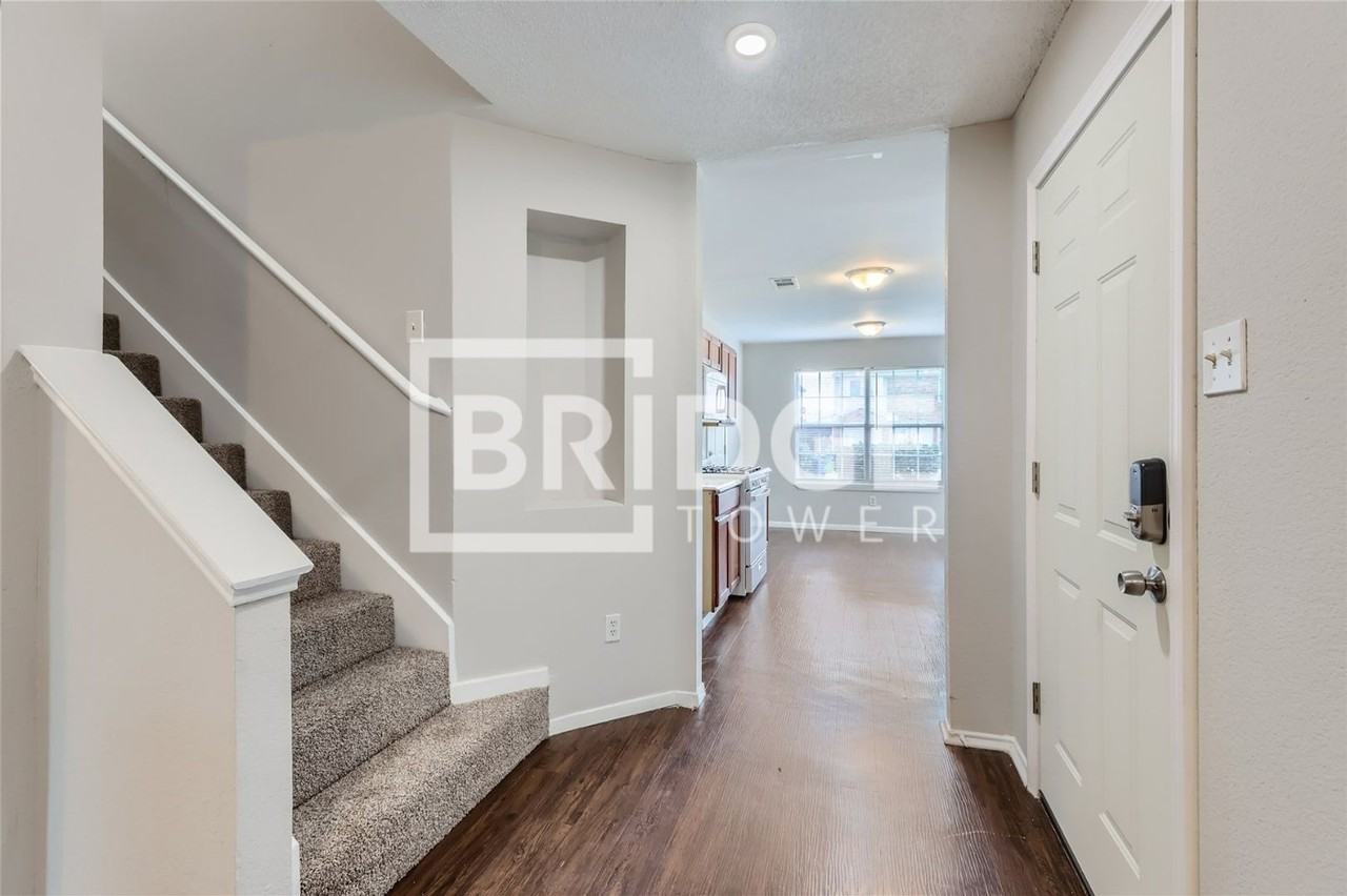 2042 Cardinal Ln - Photo 4 of 17