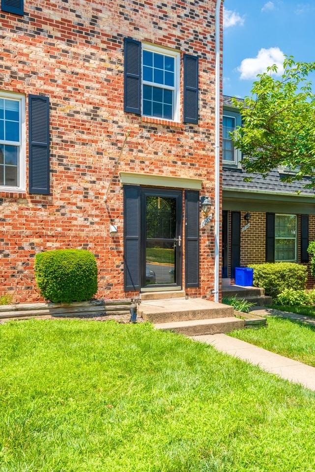 1080 Tottenham Ct - Photo 3 of 42