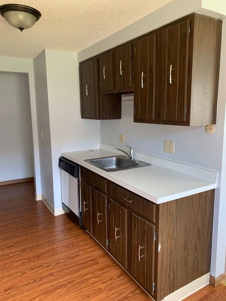 Royal Tudor Apartments - Photo 7 of 12