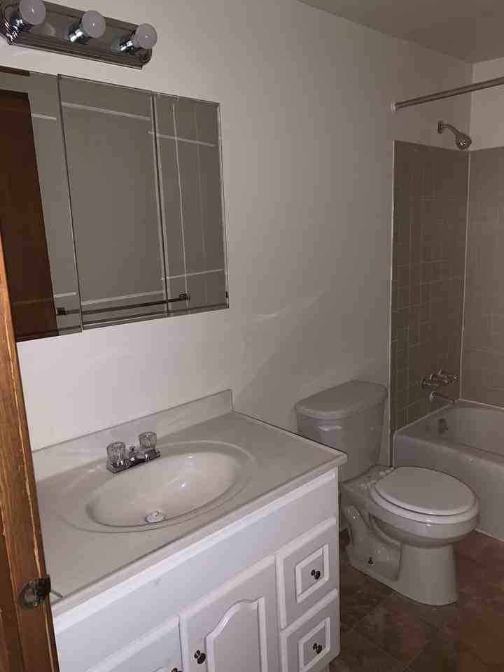 Royal Tudor Apartments - Photo 5 of 12