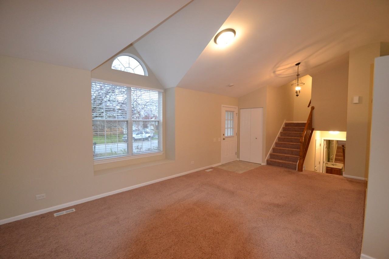 910 Harbor Town Dr - Photo 2 of 9