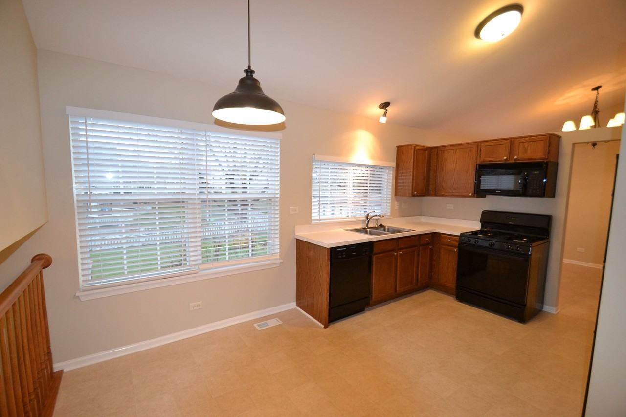 910 Harbor Town Dr - Photo 3 of 9