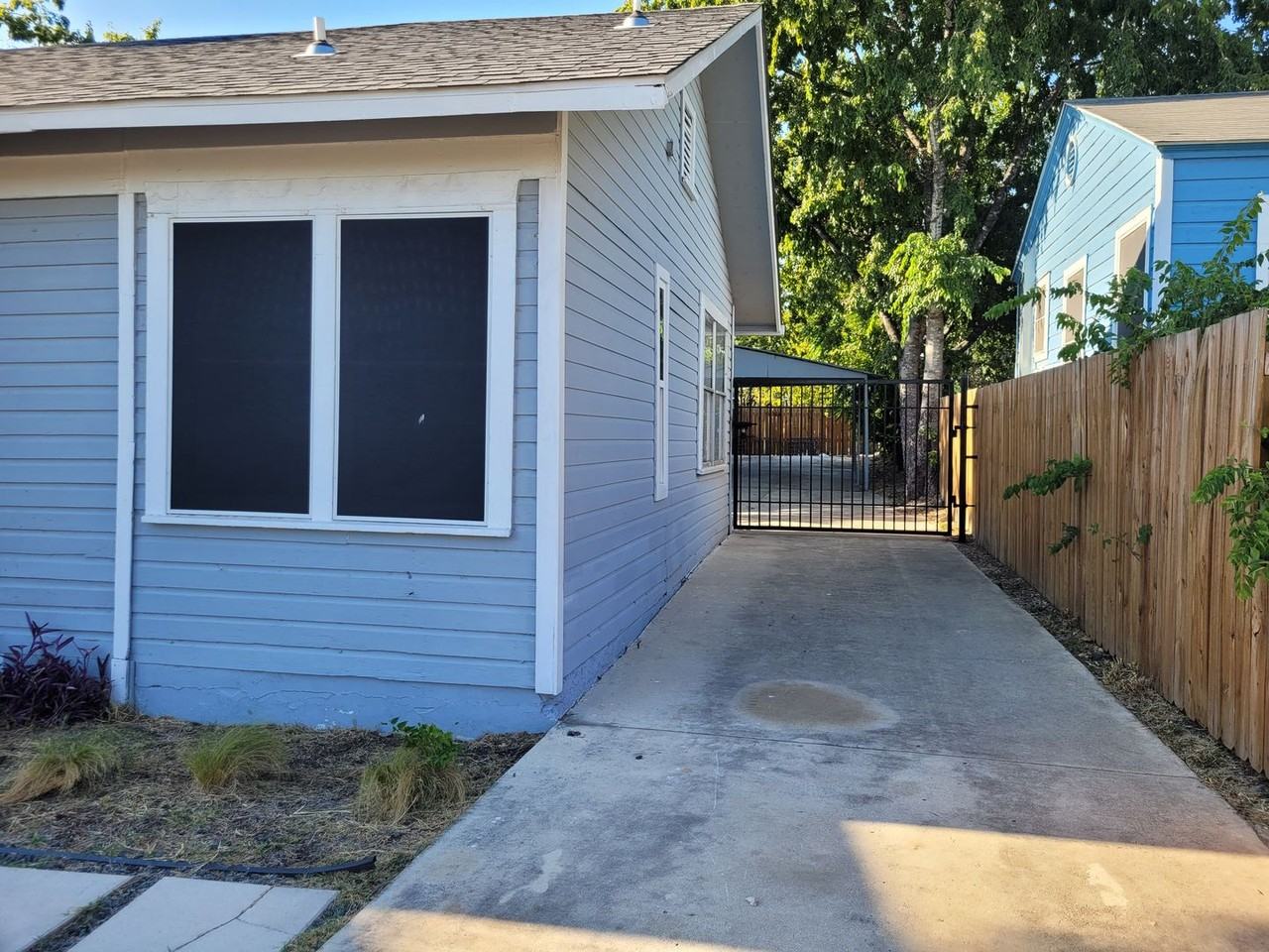 729 Aransas Ave - Photo 2 of 16
