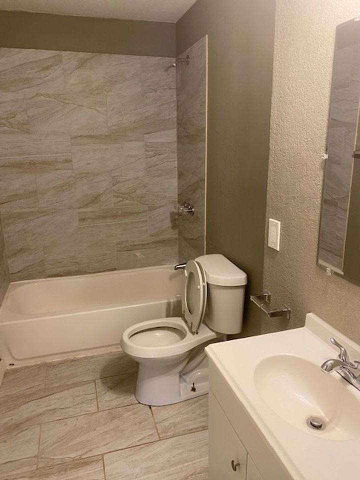 711 S Scott Ave - Photo 3 of 10