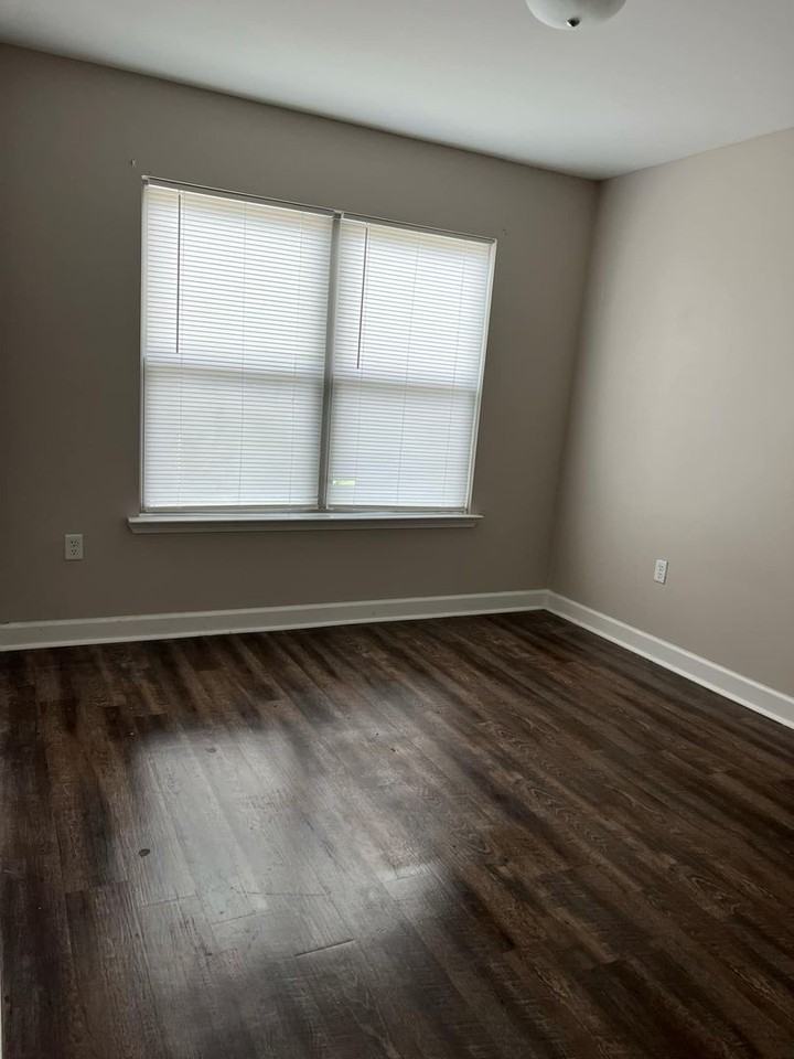 918B Main St - Photo 3 of 6