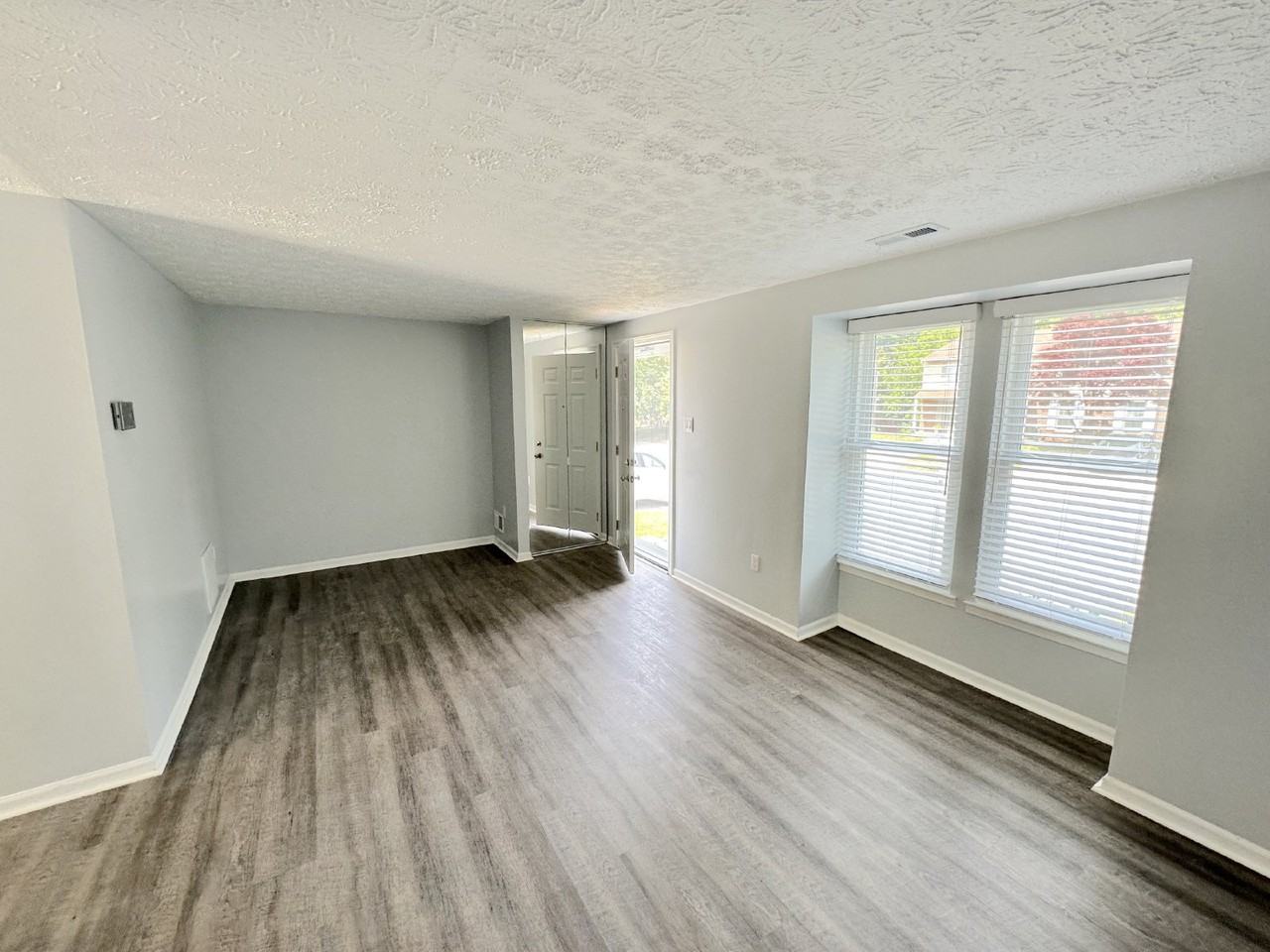 4729 Hawksbury Rd - Photo 3 of 17