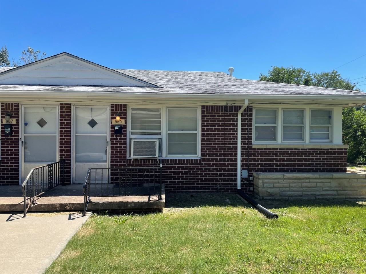 889 S Hillcrest St - Photo 2 of 8