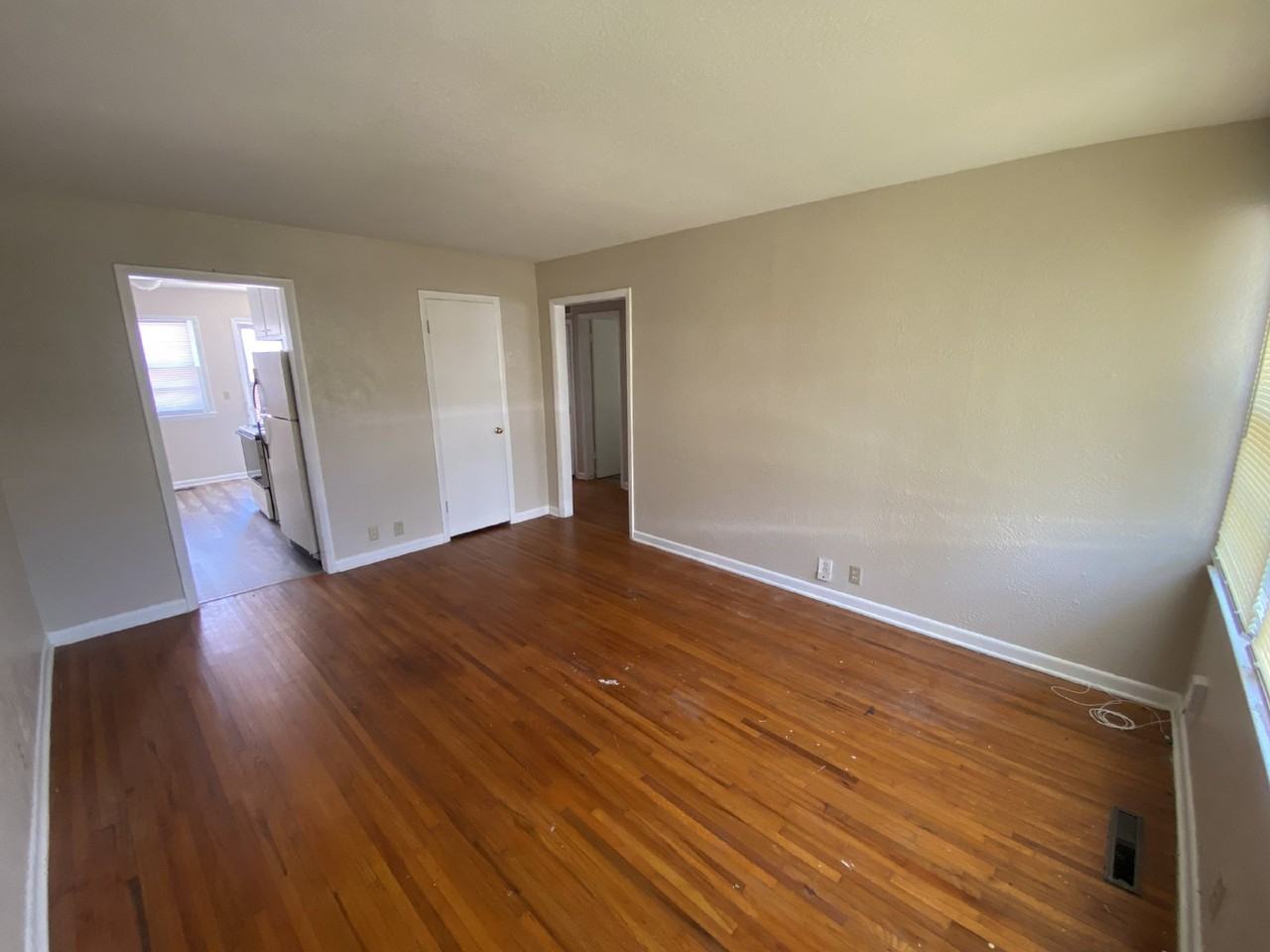889 S Hillcrest St - Photo 3 of 8