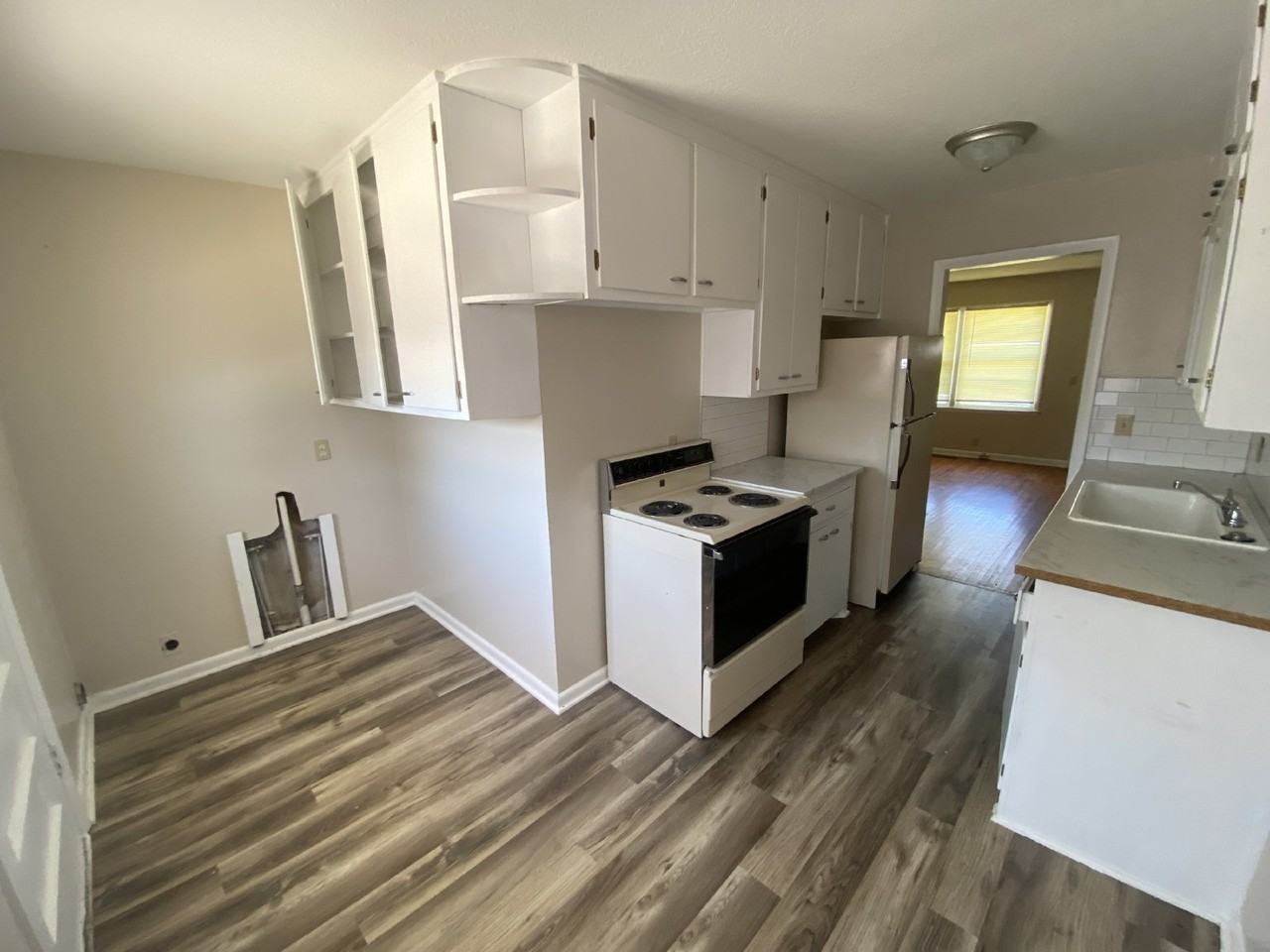 889 S Hillcrest St - Photo 4 of 8