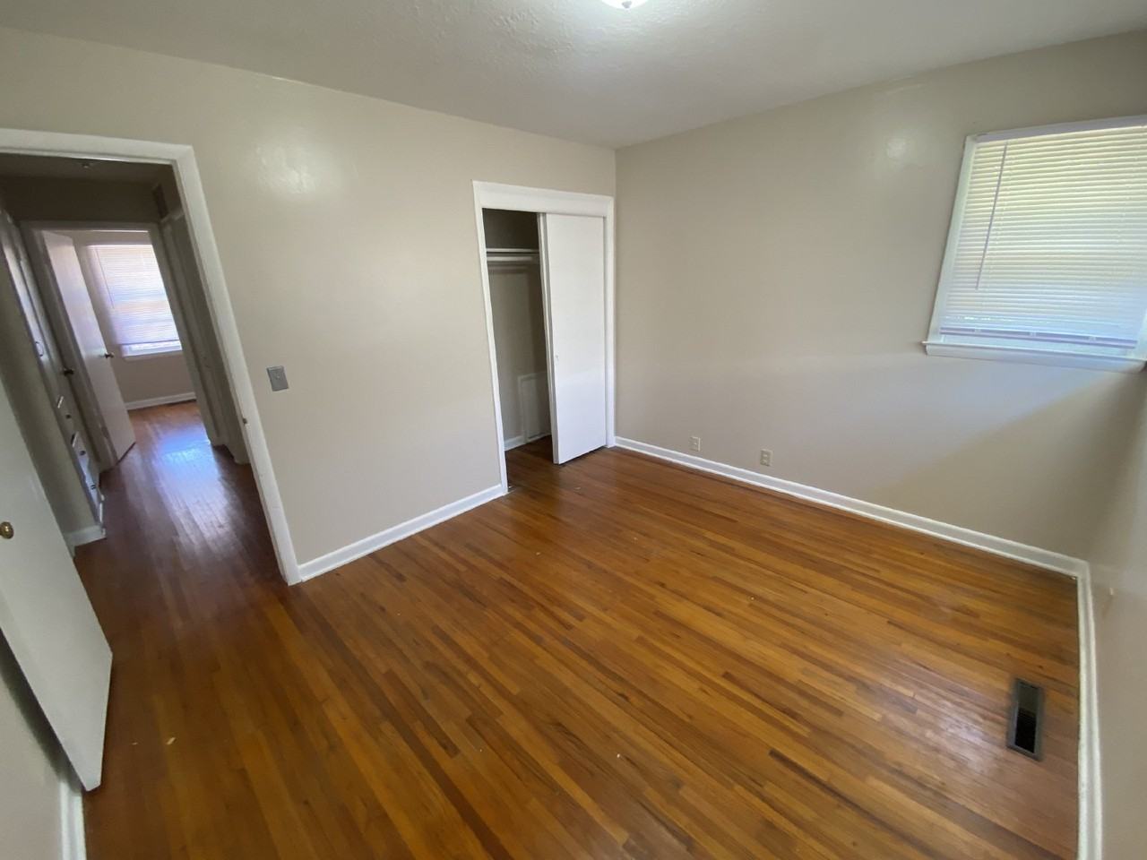 889 S Hillcrest St - Photo 5 of 8
