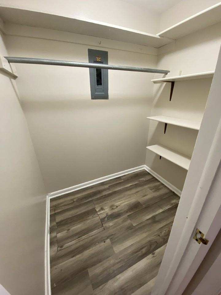 889 S Hillcrest St - Photo 6 of 8