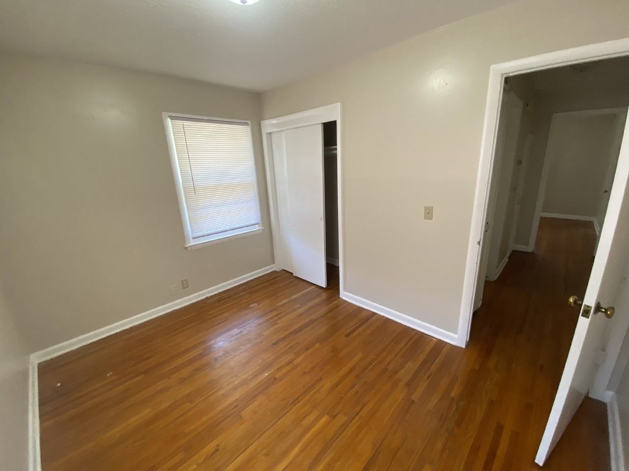 889 S Hillcrest St - Photo 7 of 8
