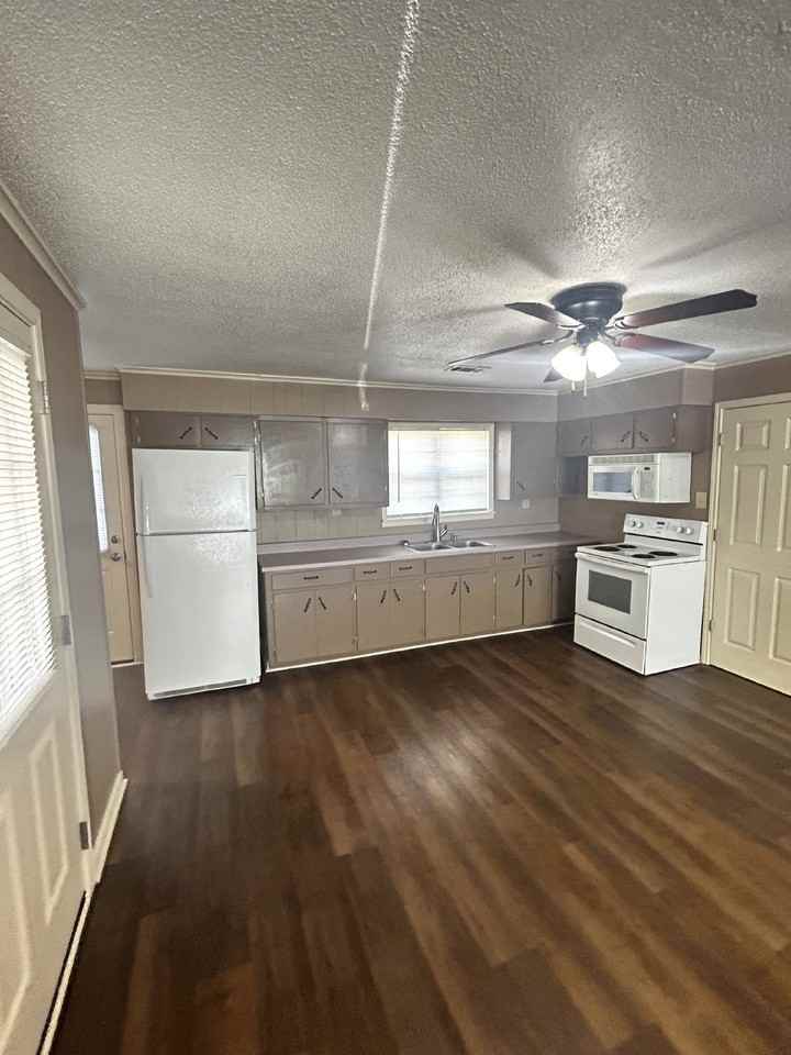 451 Mill St - Photo 5 of 17