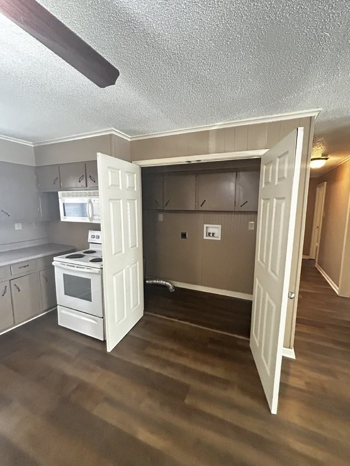 451 Mill St - Photo 6 of 17