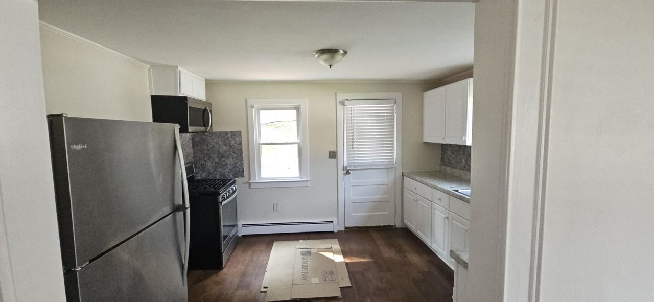 126 Wells St - Photo 3 of 10