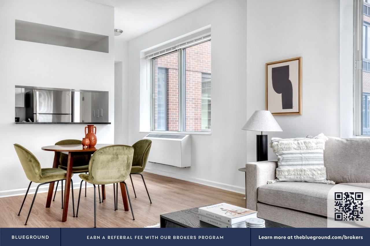 180 Riverside Boulevard - Photo 5 of 33