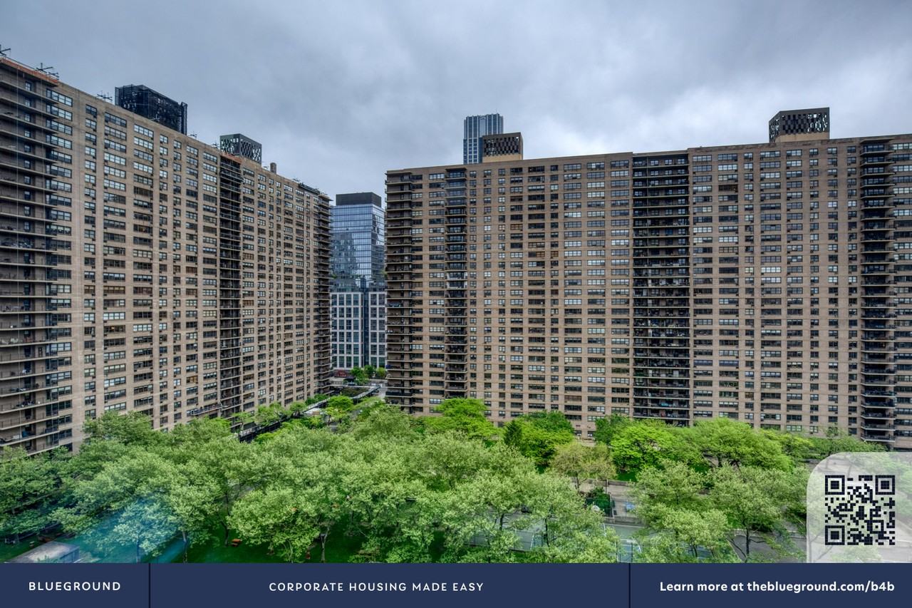 180 Riverside Boulevard - Photo 6 of 33