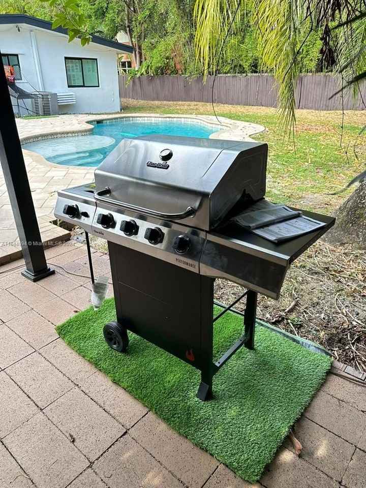 630 Ne 117th St - Photo 3 of 36