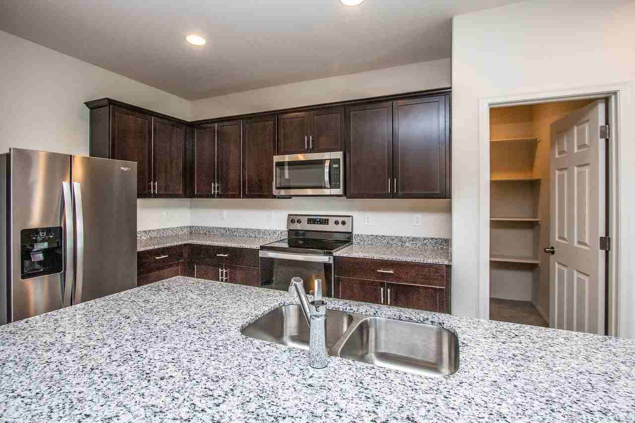 43760 W Cypress Ln - Photo 2 of 33