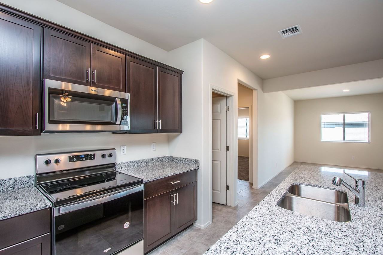 43760 W Cypress Ln - Photo 4 of 33