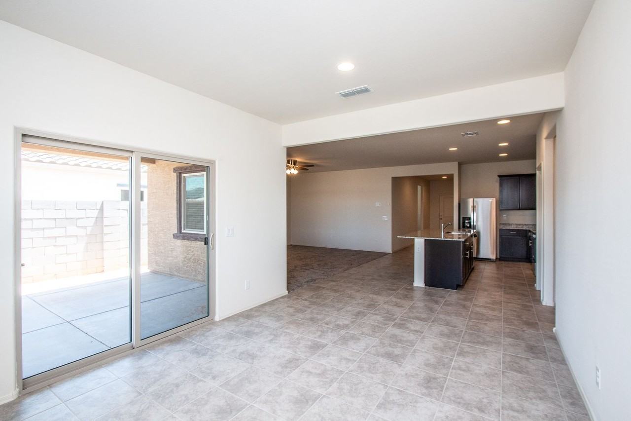 43760 W Cypress Ln - Photo 7 of 33