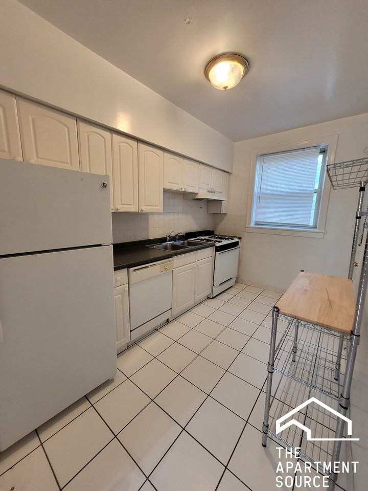 916 Reba Pl #3N - Photo 6 of 12