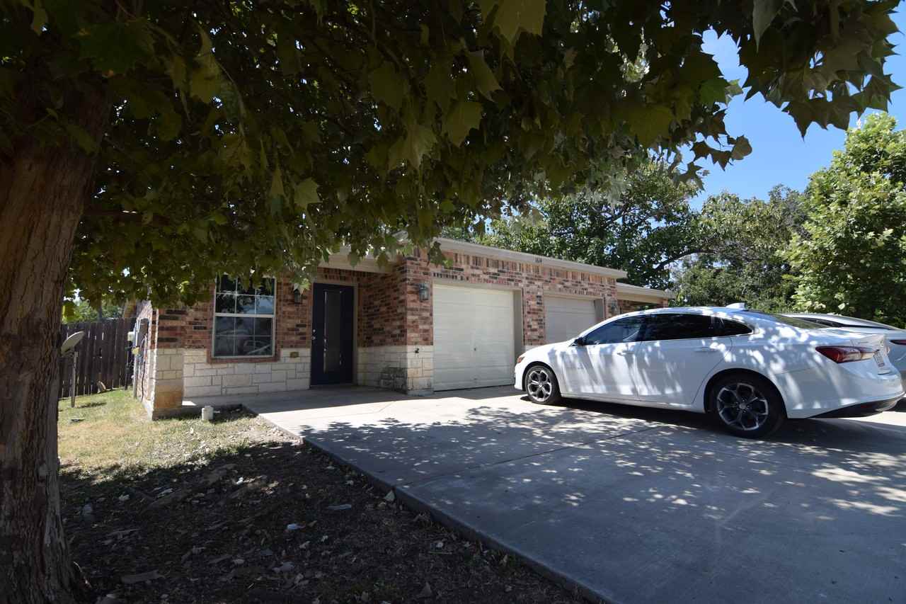 1614 Dakota Trce - Photo 2 of 18