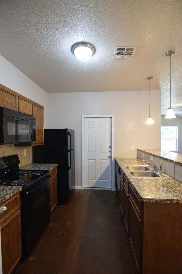 1614 Dakota Trce - Photo 4 of 18