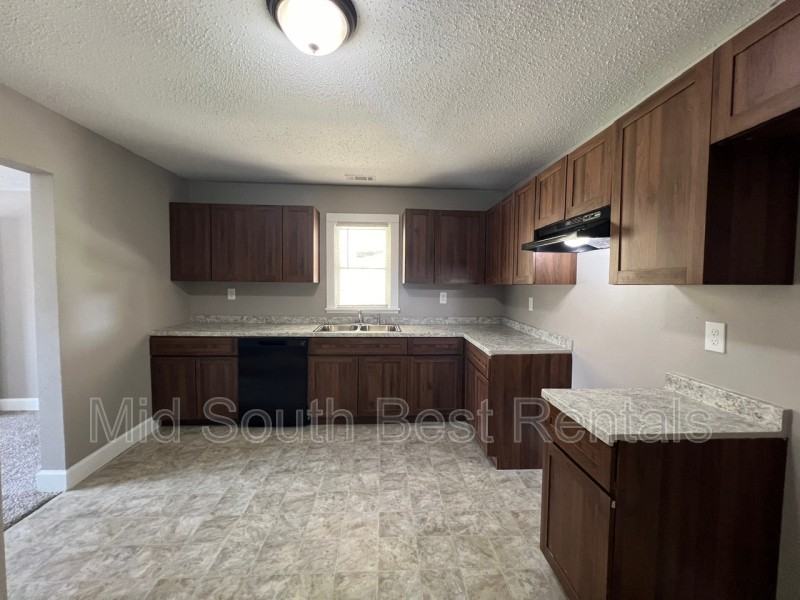 2372 Manchester Rd - Photo 3 of 8