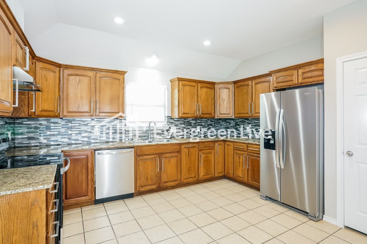 8001 Arbor Ave - Photo 3 of 19