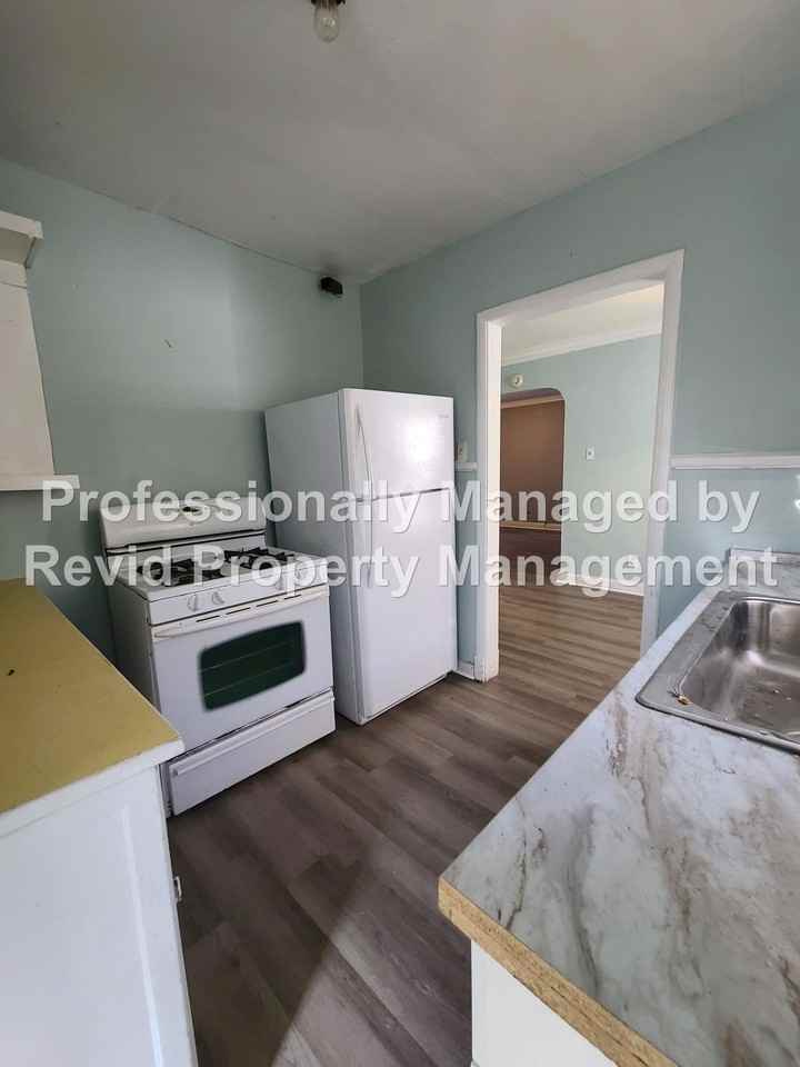 1535 Jackson Ave - Photo 5 of 10