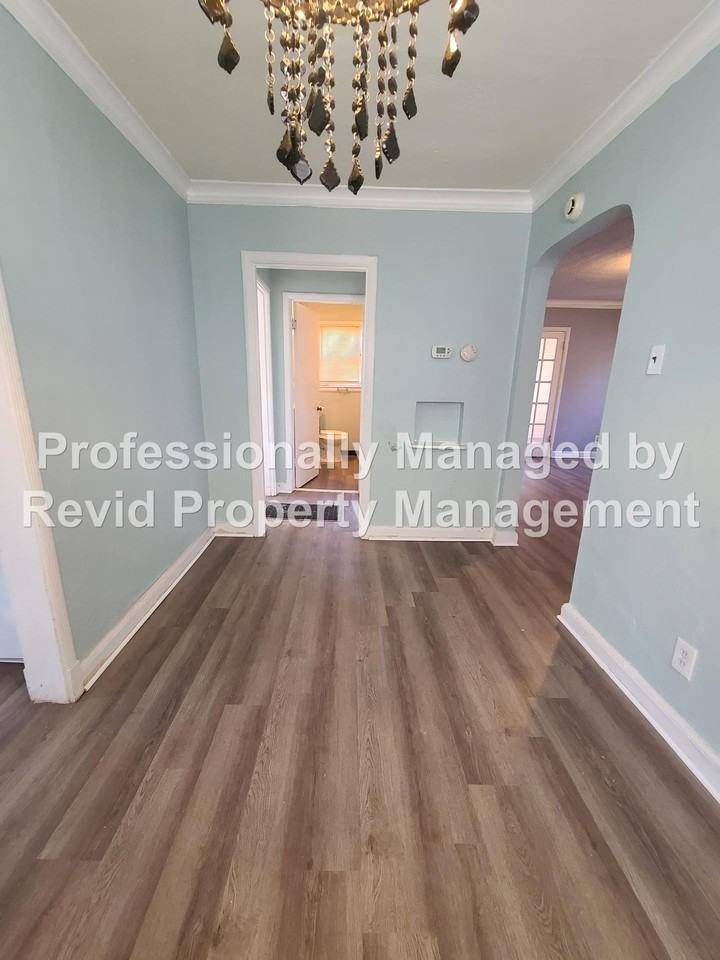 1535 Jackson Ave - Photo 7 of 10