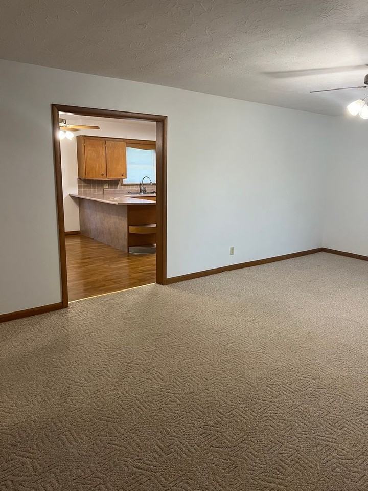 2359 S Kings Ave - Photo 5 of 23