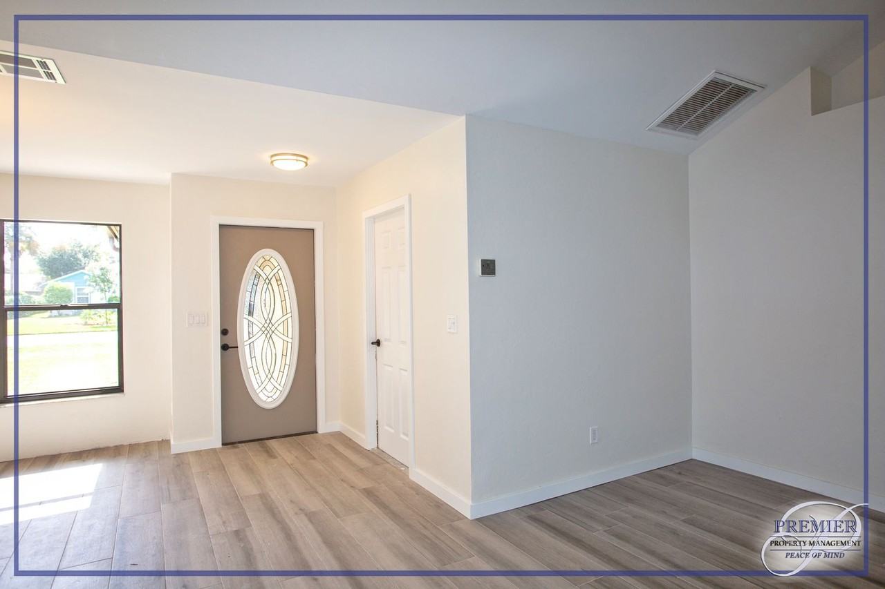 4053 Seaoats Ln - Photo 2 of 13