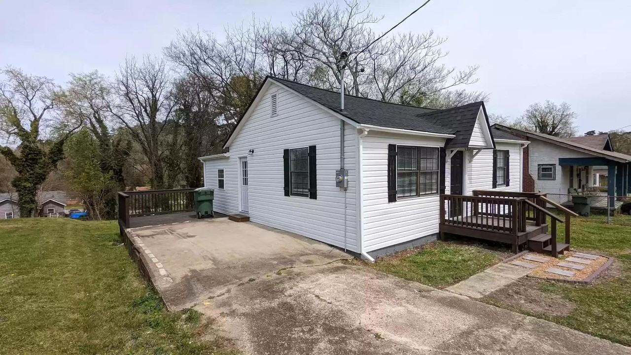 611 Shannon Ave - Photo 2 of 13