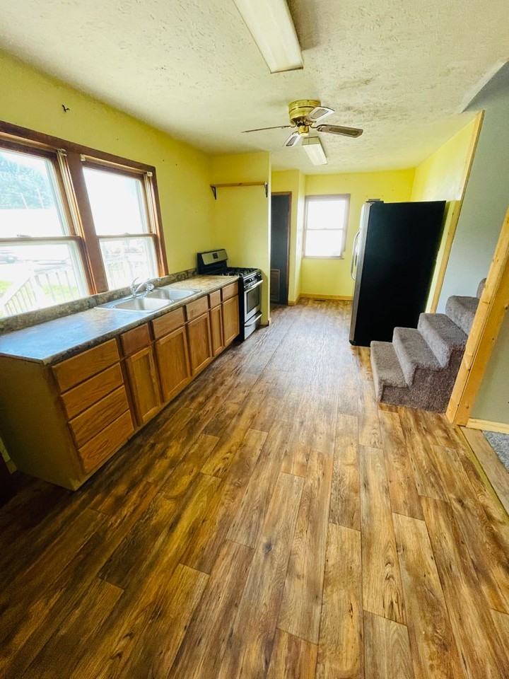 615 W 9th St - Photo 2 of 10