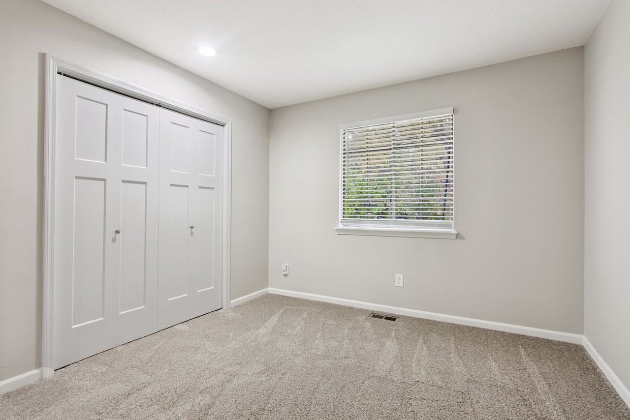 305 Nw Gibson Rd - Photo 7 of 17