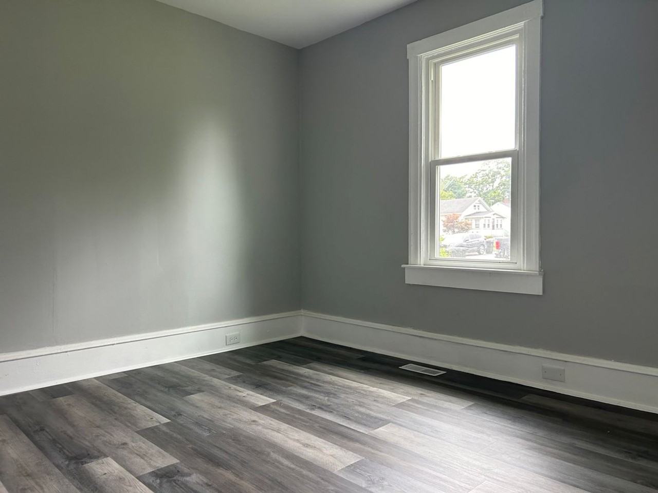 148 Charles Ave - Photo 4 of 10