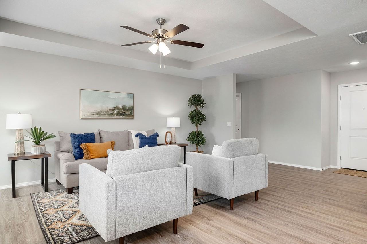 121 Pin Oak Dr - Photo 3 of 12