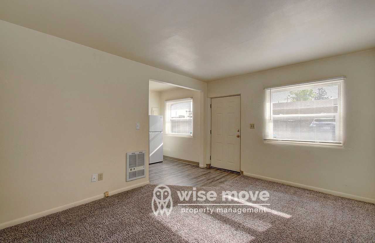 E 20th St Duplex - Photo 3 of 19